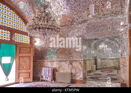 Yazd, Iran - 22. April 2017: Eintritt in das Innere der Moschee, mit einem Spiegel Mosaik eingerichtet. Stockfoto