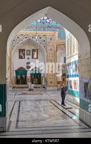 Yazd, Iran - 22. April 2017: ein Mann cleaner wischt den Marmorboden im Hof der Moschee. Stockfoto