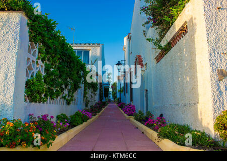 Spanisch Straße. Wenig traditionelle spanische Straße mit Pflanzen und Blumen. Costa del Sol, Andalusien, Spanien. Bild aufgenommen. - 15. Oktober 2017. Stockfoto