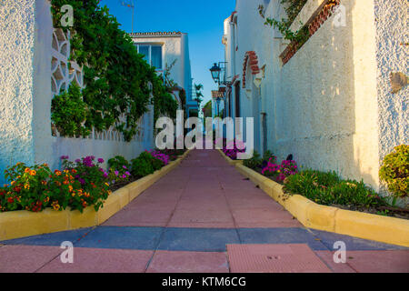 Spanisch Straße. Wenig traditionelle spanische Straße mit Pflanzen und Blumen. Costa del Sol, Andalusien, Spanien. Bild aufgenommen. - 15. Oktober 2017. Stockfoto
