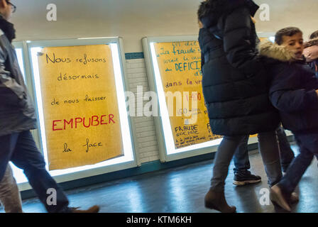 Paris, Frankreich, Anti Consommation Französische Werbung Protestkunst, Metro Subway Anzeige Plakate an der Wand, im Flur des Invalides Bahnhofs Stockfoto