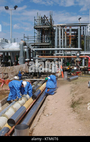 BRISBANE, Australien, 28. SEPTEMBER 2008: Arbeiter lag-Rohre an der BP-Raffinerie in der Nähe der Mündung des Brisbane River, Stockfoto