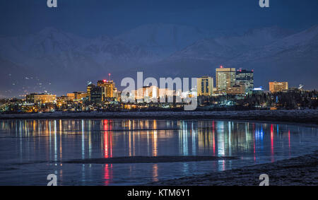 Anchorage Skyline mit Cook Inlet Reflexion Stockfoto