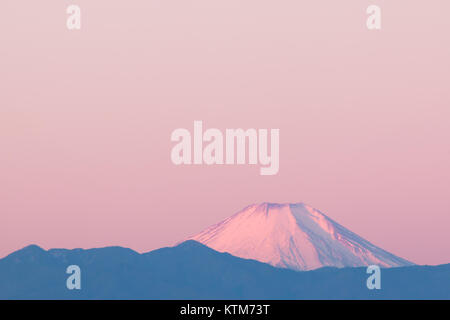 Schneebedeckten Berg Fuji im Morgenlicht Stockfoto