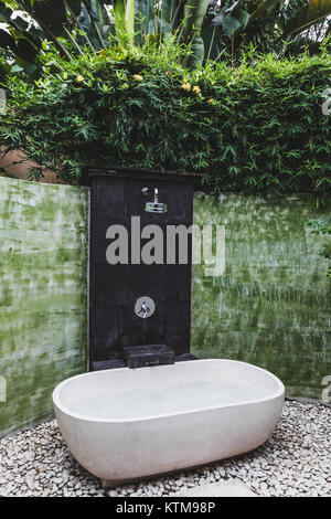 Luxuriöse weiße Badewanne im Freien im Garten, Bali Style Stockfoto