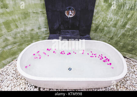 Luxuriöse weiße Badewanne im Freien im Garten, Bali Style Stockfoto