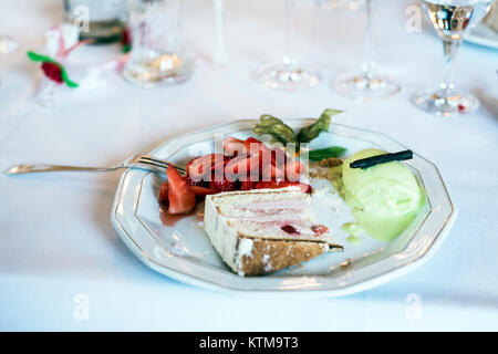 Erdbeere Obst und Kuchen und Vanilleeis Wüste, serviert auf einem weißen Teller flach Fokus Stockfoto