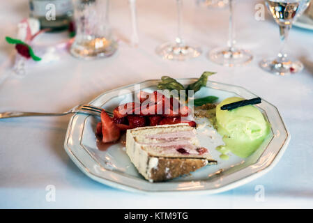 Erdbeere Obst und Kuchen und Vanilleeis Wüste, serviert auf einem weißen Teller flach Fokus Stockfoto