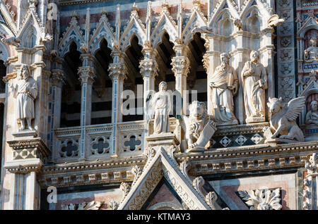 Der Dom von Siena (Duomo di Siena) Hauptfassade Details, in 1380 abgeschlossen. Siena ist italienische mittelalterliche Stadt, die Hauptstadt der Provinz Siena, Toskana, Italien. Hi Stockfoto