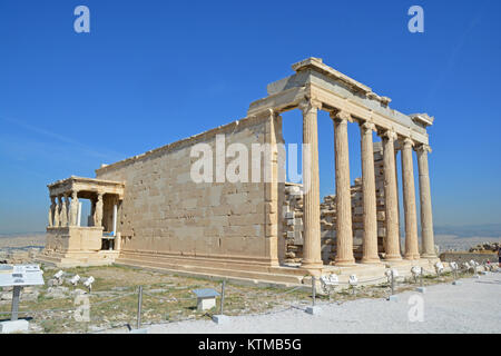 Die Erectheion auf der Akropolis in Athen, Griechenland. Auf der linken Seite der berühmten Veranda der Karyatiden. Auf der rechten Seite die megalithischen Osten Veranda. Die Architektur Stockfoto