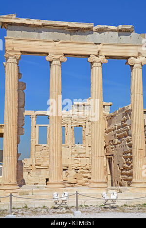 Die riesigen Osten Veranda mit ionischen Säulen des Tempels der Athena Polias Erectheion auf der Athener Akropolis gewidmet Stockfoto