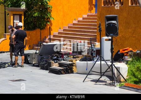 Die Toningenieure die Vorbereitung für eine Straße Konzert und das Einrichten einer Verstärkeranlage in einer Straße in Playa de las Americas Teneriffa Stockfoto