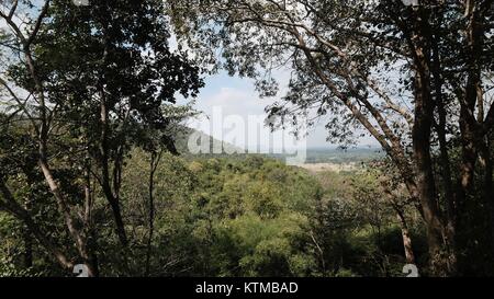 Blick von der Spitze des Phnom Banan Prasat Banan längst vergangene angkorianische Ruine Angkor Wat Ära Tempel 11 Century-Built durch Jayarvarman VII Battambang Kambodscha Stockfoto