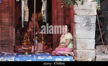 Hausmeister Lady religiösen Geistlichen Phnom Banan Prasat Banan längst vergangene angkorianische Ruine Tempel Angkor Wat 11 Century-Built durch Jayarvarman VII Battambang Kambodscha Stockfoto