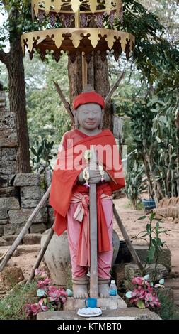 Malerische religiösen Geistlichen Phnom Banan Prasat Banan längst vergangene angkorianische Ruine Angkor Wat Ära Tempel 11 Century-Built durch Jayarvarman VII Battambang Kambodscha Stockfoto