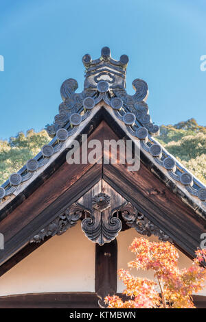 Stil und Ayasuji shishiguchi Gegyo (hölzerne Giebel Anhänger) Traditionelle japanische Dach Ornamente der Kakujudai Shuin Gebäude an Eikando Zenrin-ji-Tempel Stockfoto