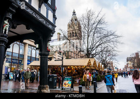 Weihnachtsmarkt in Town Hall Square, Chester, Cheshire England chester Großbritannien Weihnachtsmärkte, Konzept Winter, kalt Stockfoto