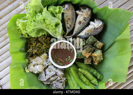 Thai Food, würzige paste Sauce mit gebratenen Makrelen und Spiegelei mit Klettern Flechtwerk und Gemüse Stockfoto