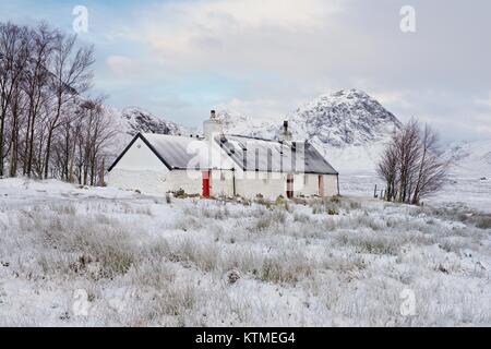 Glencoe an der berühmten schwarzen Rock Cottage an der Spitze der Glen. Das Bild wurde auf einen schneereichen Winter morgens genommen Stockfoto