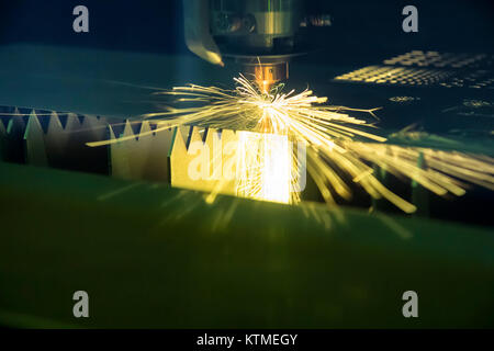 Laserschneiden Metallplatte; Funken Licht Stockfoto