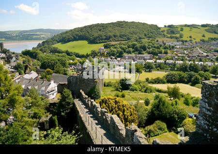 Der historischen mittelalterlichen Stadtmauer rund um Stadt Conwy Stockfoto