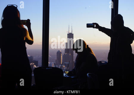 Touristen machen Sie Fotos mit ihre Telefone vom obsersation Deck auf das John Hancock Building. Chicago, Illinois, USA. Stockfoto