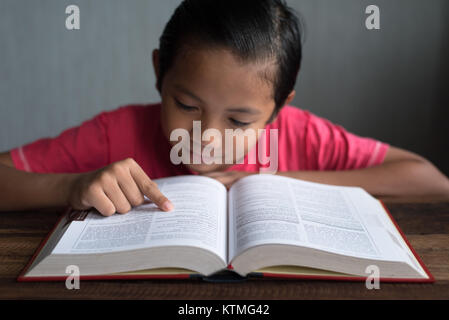 Junge asiatische Junge ein Buch lesen. Bildung Konzept Stockfoto