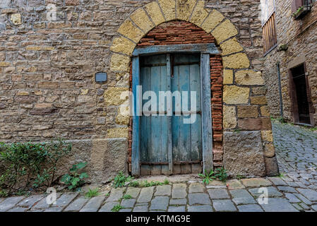 Hellblau und verschlissenen Tür auf den Mauern einer kleinen Stadt im französischen Landschaft Stockfoto