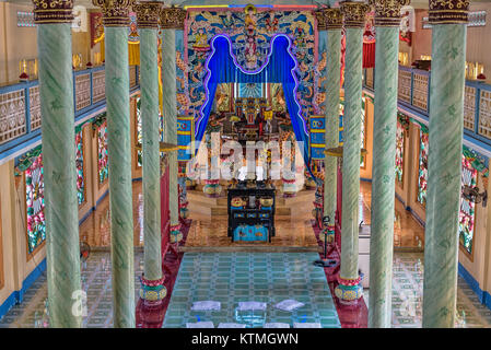 Innere der Cao Dai Tempel im Mekong Delta im Süden Vietnams Stockfoto