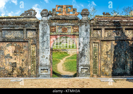 Ein schönes Tor in der berühmten Forbidden purple City in Vietnam. Stockfoto