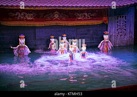 Water Puppet Show in Vietnam unter Lila leuchtet Stockfoto