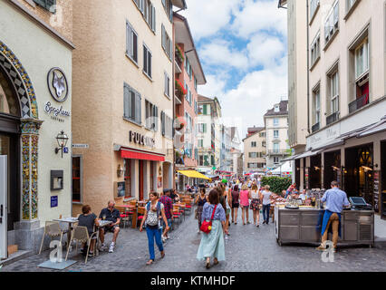 Geschäfte und Cafés an der Marktgasse in der historischen Niederdorf Bezirk, Zürich, Schweiz Stockfoto