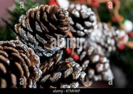 Tannenzapfen an einem Weihnachtsfeiertag Kranz Stockfoto