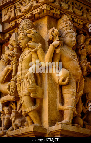 Komplizierten Stein Skulptur Details von Lord Vishnu in einem Tempel, Khajuraho, Chhatarpur Bezirk, Madhya Pradesh, Indien Stockfoto