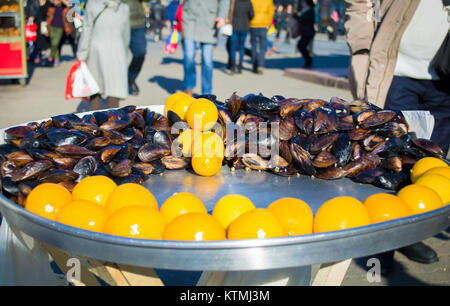 Gefüllte Muscheln mit Zitrone in Istanbul Türkei Stockfoto