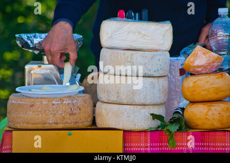 Landwirt verkauft Pecorino Käse mit der Milch seiner Schafe am Markt produziert Stockfoto