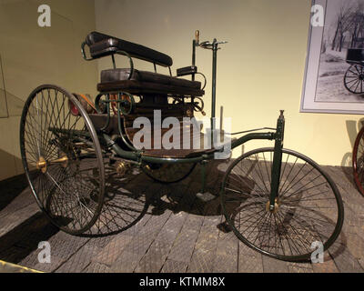 Der Benz Patent Motor Car, das erste praktische Automobil, wird in seiner rekonstruierten Form präsentiert und unterstreicht seine historische Bedeutung für die Entwicklung der Automobiltechnologie. Stockfoto