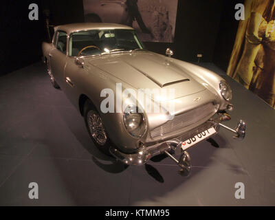 Der Aston Martin DB5, berühmt für seinen Auftritt in James Bond-Filmen, ist ein legendäres Luxusauto, das 1963 eingeführt wurde. Bekannt für sein schlankes Design und seine Leistungsmerkmale, wurde der DB5 zu einem Symbol für Eleganz und High-Tech-Innovation, mit Gadgets wie Maschinengewehren, einem Auswurfsitz und einem kugelsicheren Schild. Die Verbindung mit James Bond festigte seinen Status als Symbol für Raffinesse und Abenteuer. Stockfoto