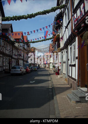 Dieses Bild bezieht sich auf die Dekorationselemente namens Girlanden in Bad Sooden Allendorf, einer Stadt in Deutschland. Diese Girlanden, die bei lokalen Feierlichkeiten verwendet werden, sind Teil der kulturellen und festlichen Traditionen der Stadt, die oft auf Festivals gezeigt werden. Stockfoto
