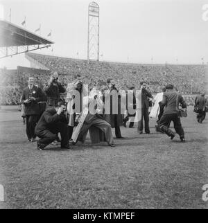 Dieses Foto zeigt die Akkufotografen beim Stadionspiel Holland-Belgien. Es zeigt die historische Praxis von Pressefotografen, die wichtige Sportereignisse der Mitte des 20. Jahrhunderts dokumentieren. Stockfoto