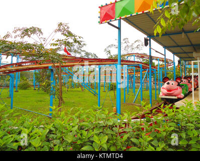 Eine Achterbahn für Kinder im Baishamen Park in China. Diese Fahrt ist für jüngere Kinder konzipiert und bietet eine sichere und unterhaltsame Einführung in Achterbahnfahrten. Stockfoto