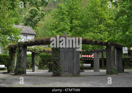 Eine Fotografie des Gefallenen Ehrenmals in Auerbach, Deutschland, aus einer Frontalansicht aufgenommen. Das Denkmal ehrt diejenigen, die im Krieg gefallen sind, und dient als historische und kulturelle Hommage. Stockfoto