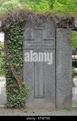 Das Auerbach Gefallenen Ehrenmal in Deutschland ist eine Gedenkstätte für die gefallenen Soldaten der Region. Die Inschrift „dem lebenden Geist unserer Toten“ bedeutet „dem lebendigen Geist unserer Toten“ und spiegelt den Fokus der Gedenkstätte auf Erinnerung und die Opfer während des Krieges wider. Stockfoto