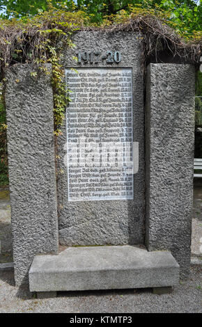 Das Gefallenen Ehrenmal in Auerbach erinnert an die gefallenen Soldaten der Jahre 1917–1920. Es ist ein Kriegsdenkmal, das denjenigen gewidmet ist, die während dieser Zeit in Konflikten ihr Leben verloren haben, und spiegelt die Geschichte und das Gedenken an Kriegsopfer wider. Stockfoto