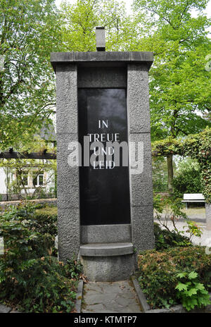 Das Gefallenen Ehrenmal in Auerbach gedenkt gefallene Soldaten. Die Inschrift „in Treue und Leid“ spiegelt die Themen der Loyalität und des Leidens wider, die während des Krieges, insbesondere im Ersten Weltkrieg, erlebt wurden Stockfoto