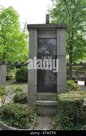 Das Gefallene Ehrenmal in Auerbach erinnert an die Kriegsgefallenen mit der Inschrift „in Love and Dankbarkeit“ zu Ehren der gefallenen Soldaten. Stockfoto