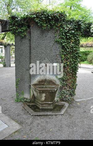 Das Gefallene Ehrenmal in Auerbach erinnert an das Leben von Soldaten, die während des Krieges ums Leben kamen. Das Denkmal umfasst einen Brunnen als Teil seines Entwurfs, der das Gedenken symbolisiert und die Gefallenen ehrt. Stockfoto