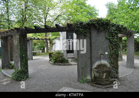 Dieser Titel bezieht sich auf das Gefallene Ehrenmal in Auerbach, was übersetzt „Denkmal für die Gefallenen“ bedeutet. Die Inschrift „in Treue und Leid und Brunnen“ bedeutet „in Treue und Leiden und Brunnen“ und symbolisiert wahrscheinlich Opfer und Erinnerung. Stockfoto