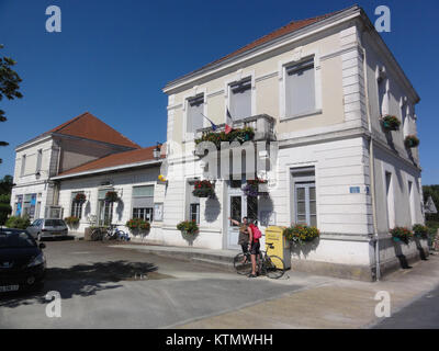 Das Mairie (Rathaus) von Azur, das sich im französischen Département Landes befindet, ist ein kommunales Gebäude, das den lokalen architektonischen Stil widerspiegelt und als Verwaltungszentrum der Stadt dient. Stockfoto