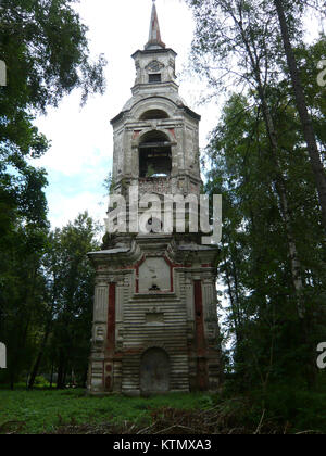 Der Glockenturm der Preobraschenskay-Kirche in Otsaschkow, Russland, steht als Symbol der russischen religiösen Architektur. Dieses historische Gebäude unterstreicht das komplizierte Design und die kulturelle Bedeutung orthodoxer Kirchen. Stockfoto